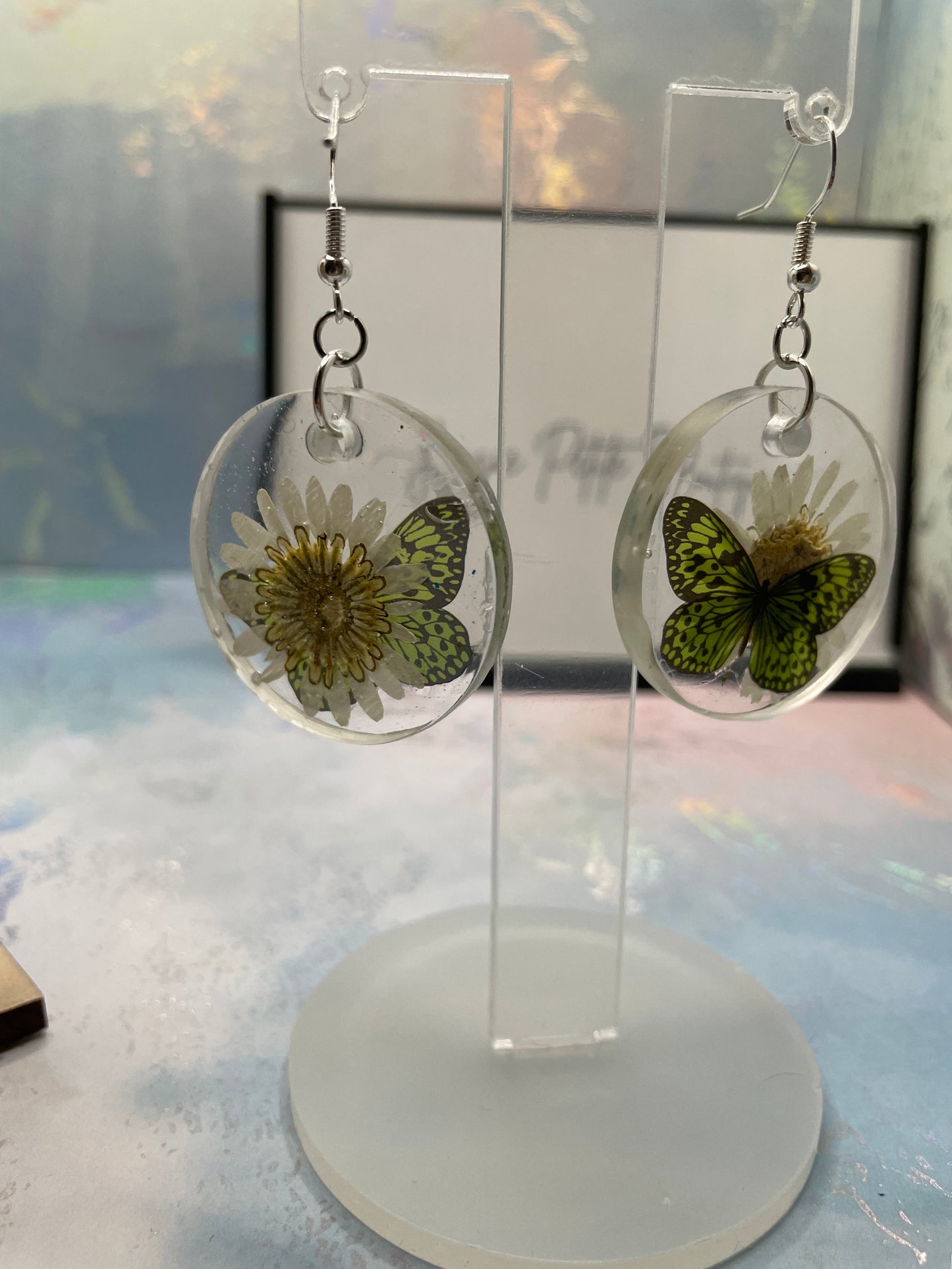 Boucles d'oreilles cercle marguerite + papillon vert- SANS NICKEL