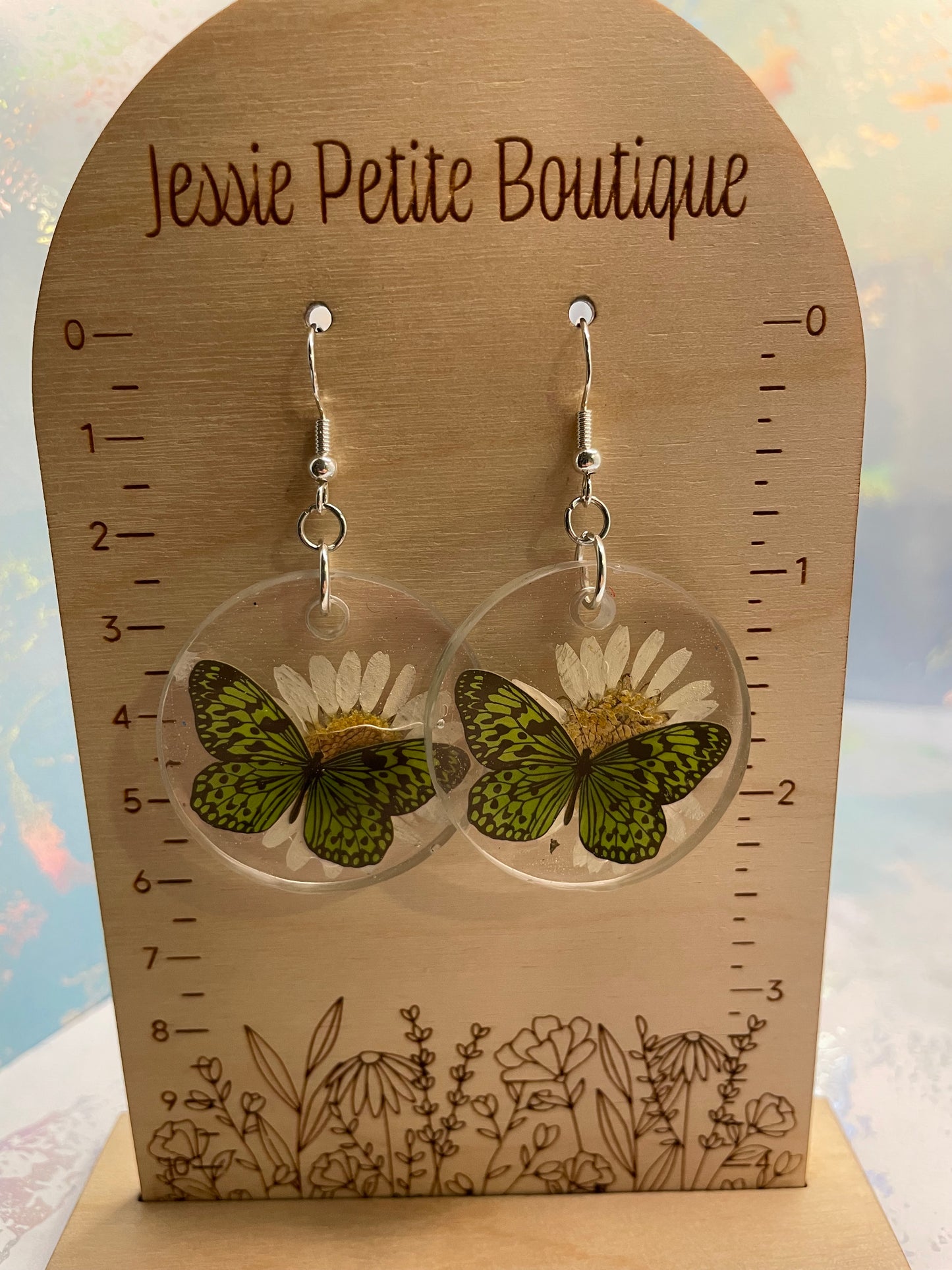 Boucles d'oreilles cercle marguerite + papillon vert- SANS NICKEL