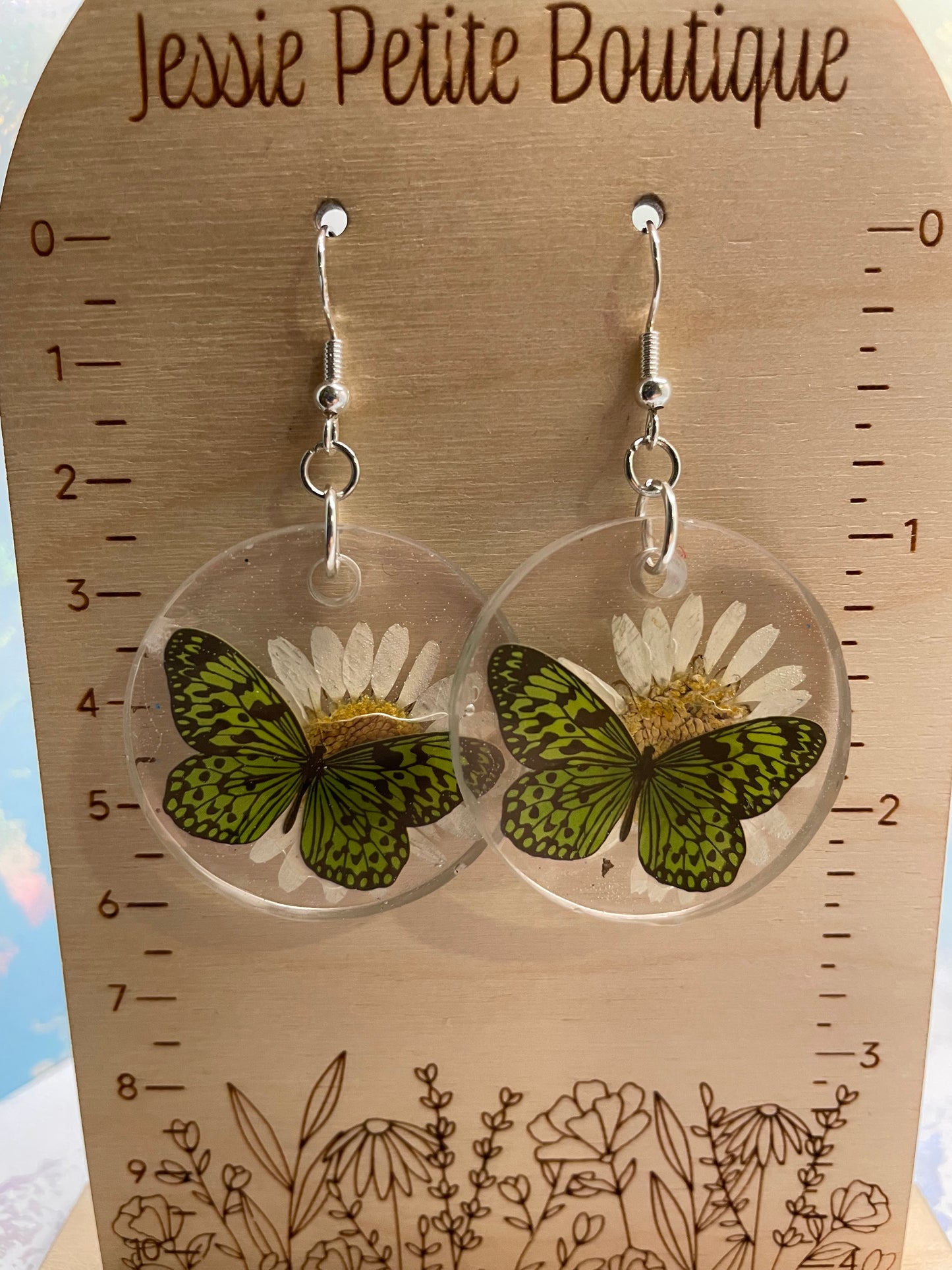 Boucles d'oreilles cercle marguerite + papillon vert- SANS NICKEL