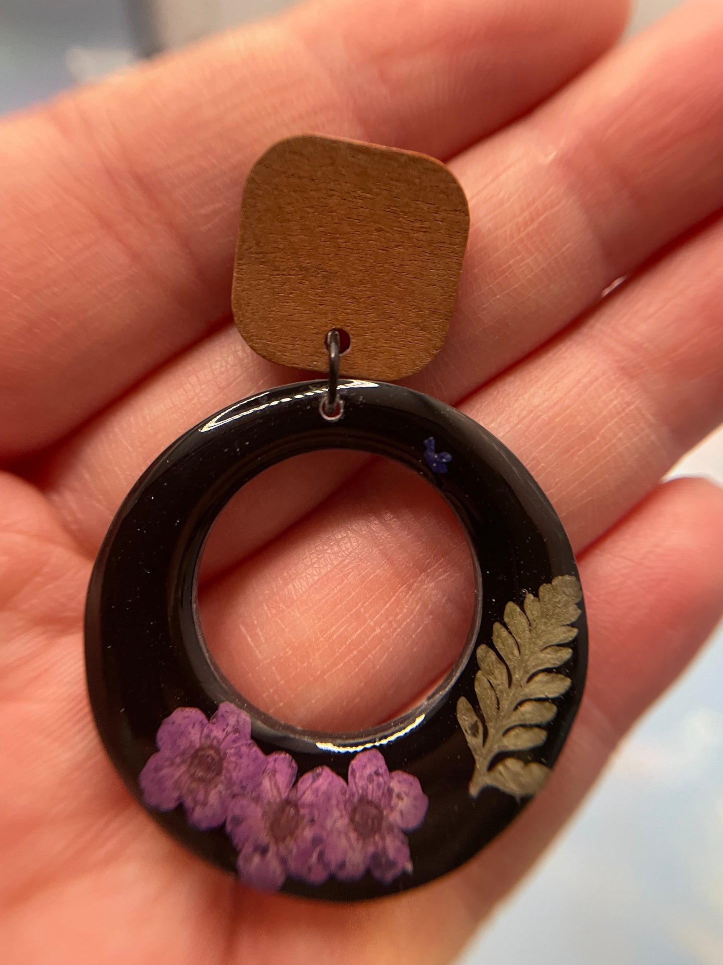 Boucles d'oreilles fleur violette et verdure