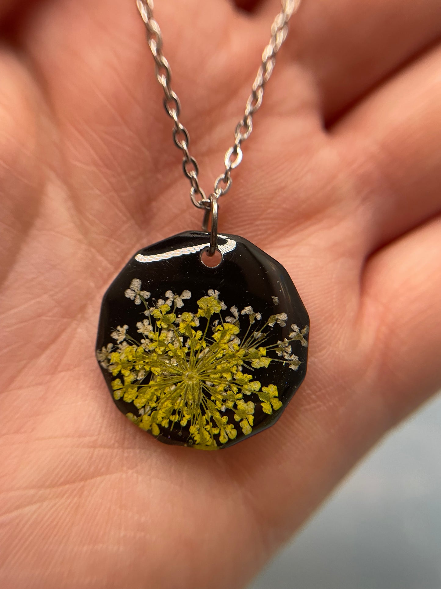 Collier Fleur jaune sur cercle noir 18'' 