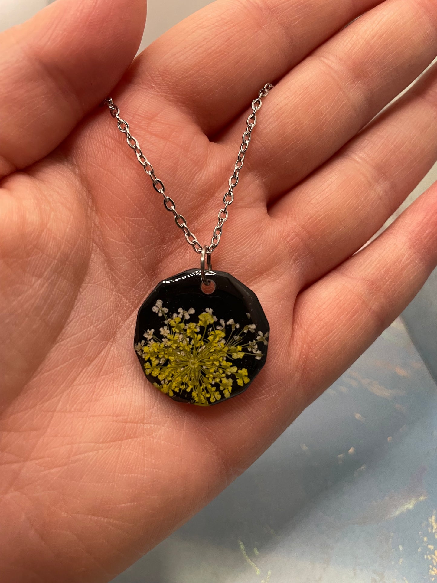 Collier Fleur jaune sur cercle noir 18'' 