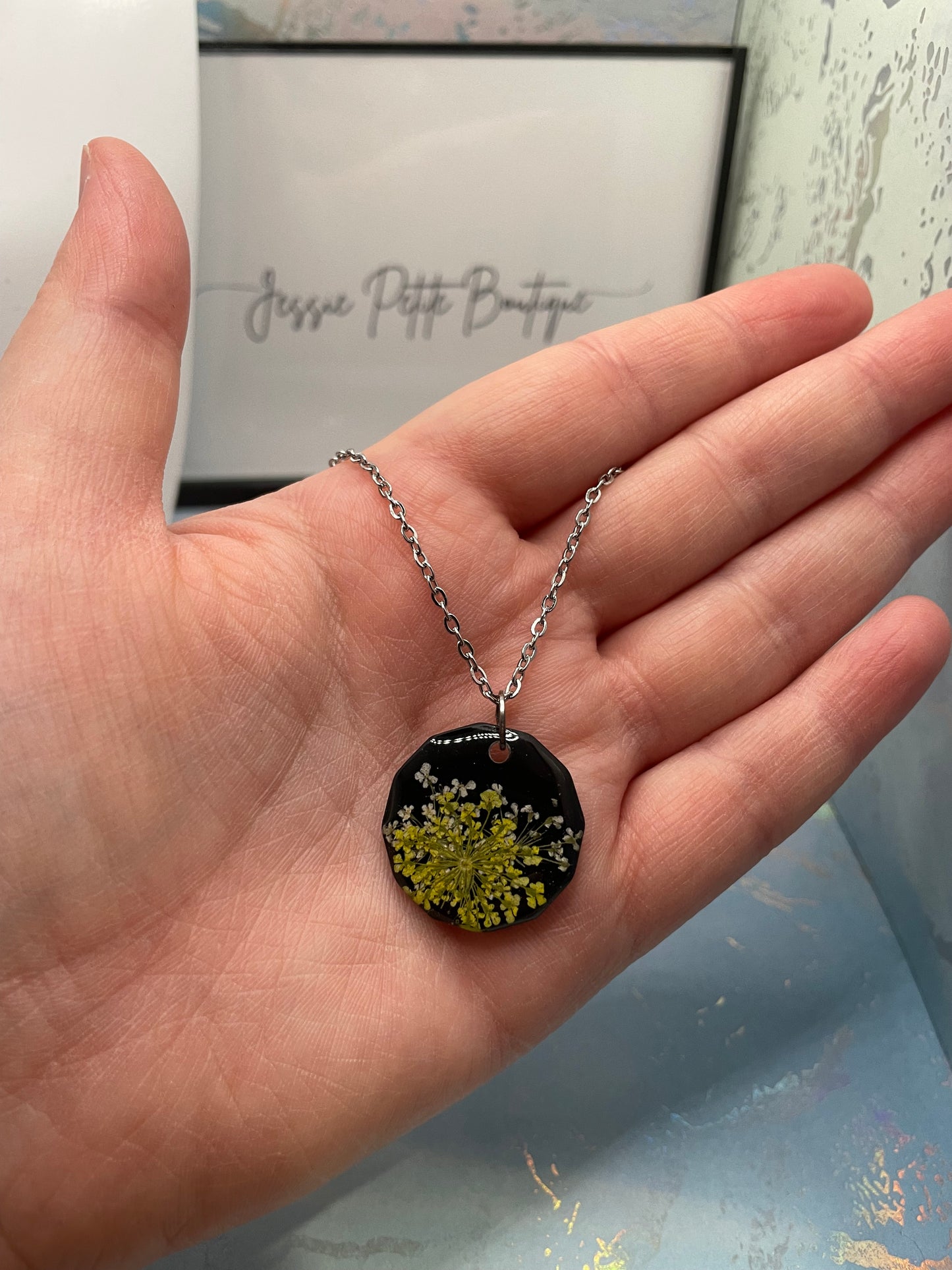 Collier Fleur jaune sur cercle noir 18'' 