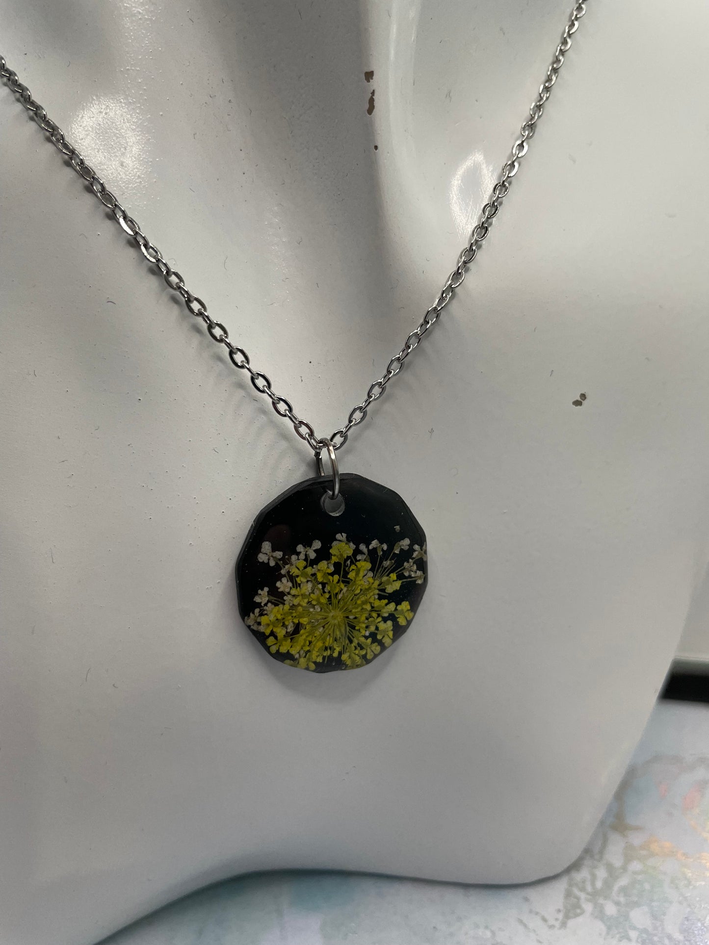 Collier Fleur jaune sur cercle noir 18'' 