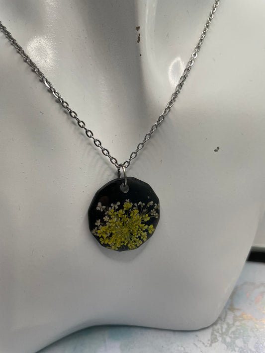 Collier Fleur jaune sur cercle noir 18'' 