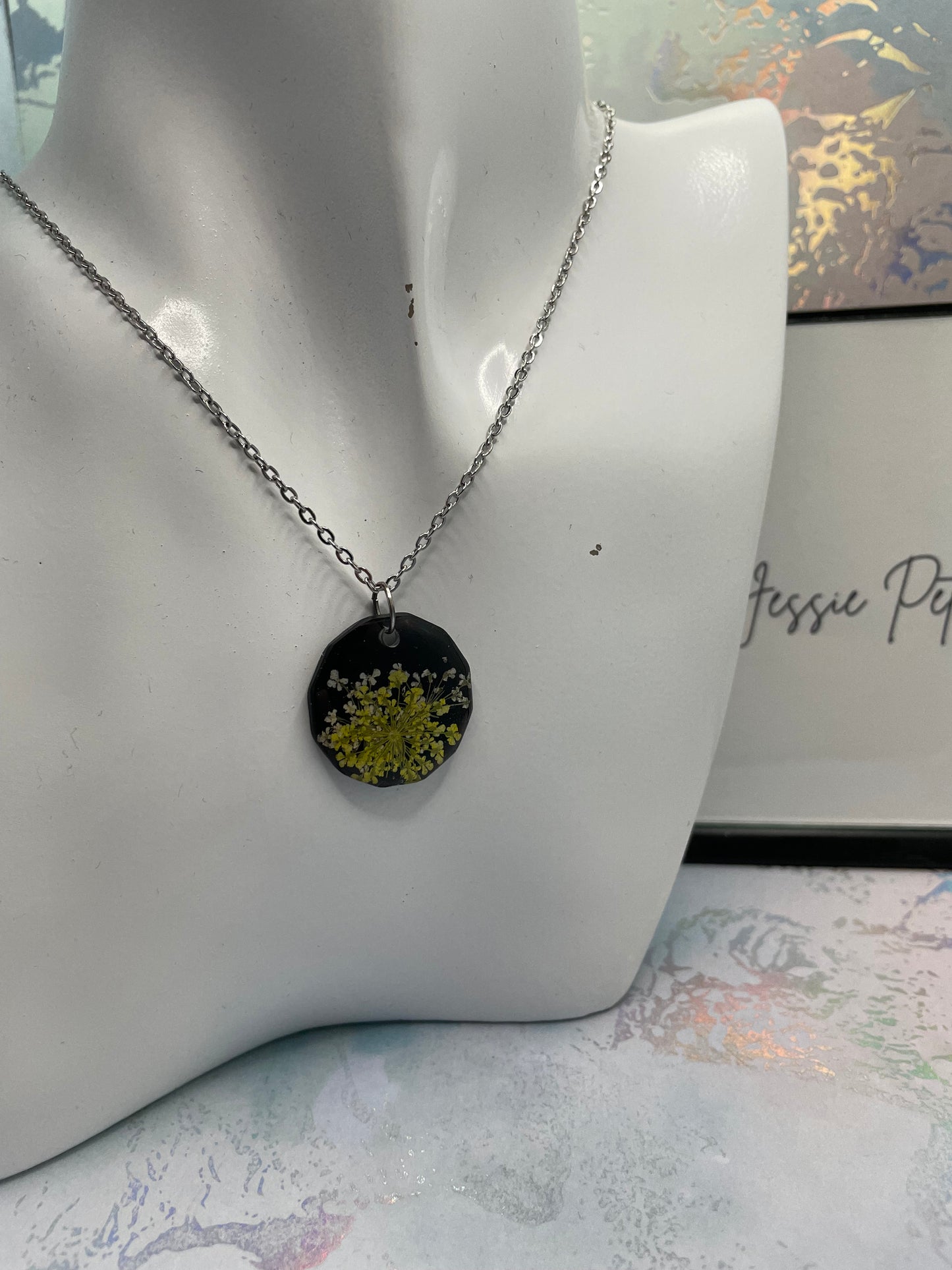 Collier Fleur jaune sur cercle noir 18'' 
