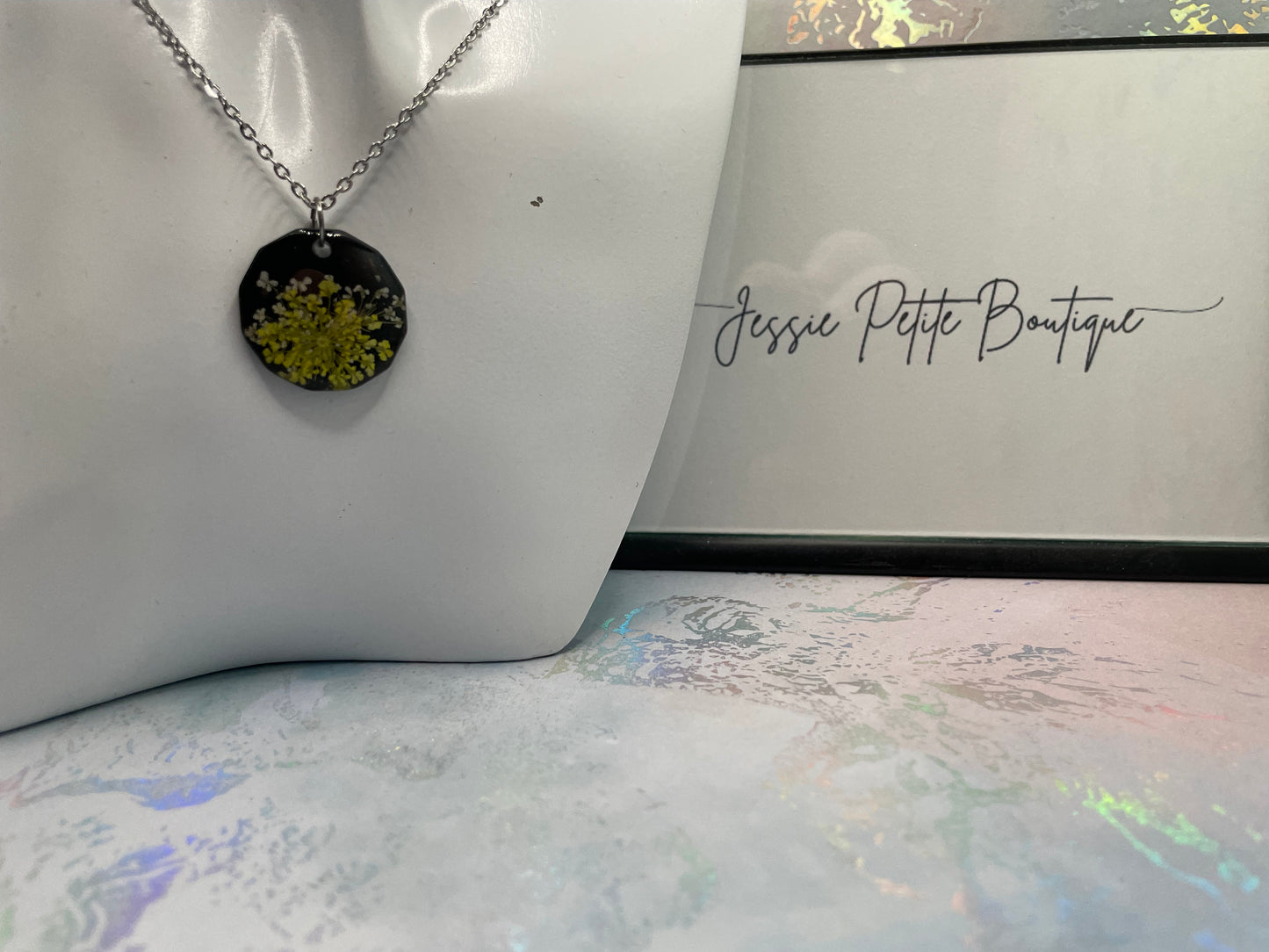 Collier Fleur jaune sur cercle noir 18'' 