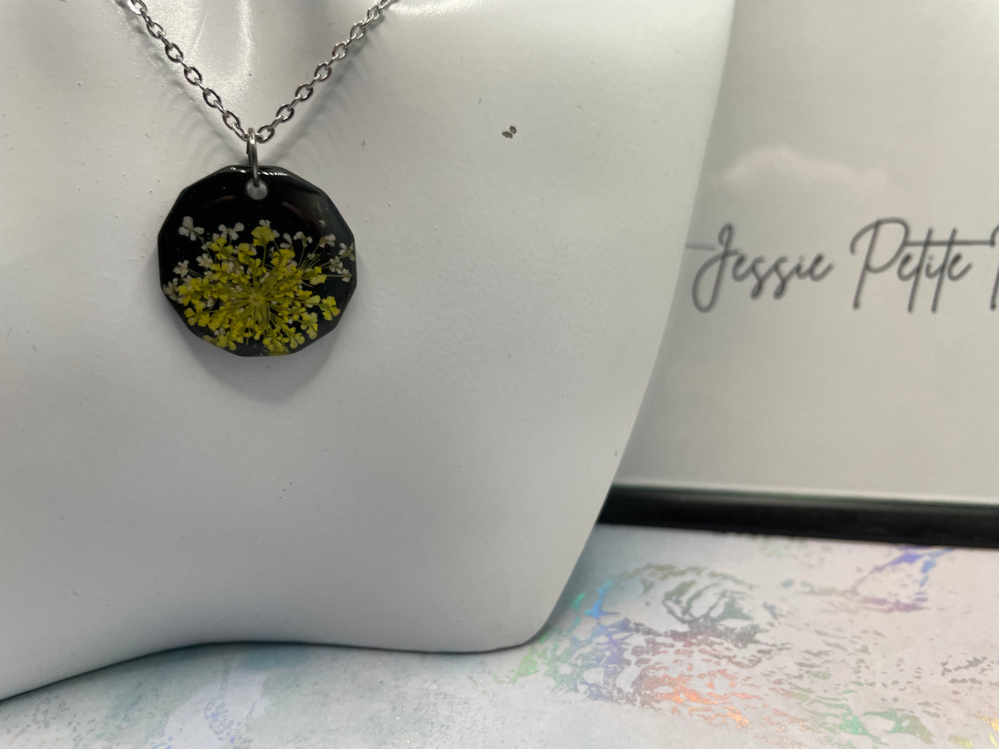 Collier Fleur jaune sur cercle noir 18'' 