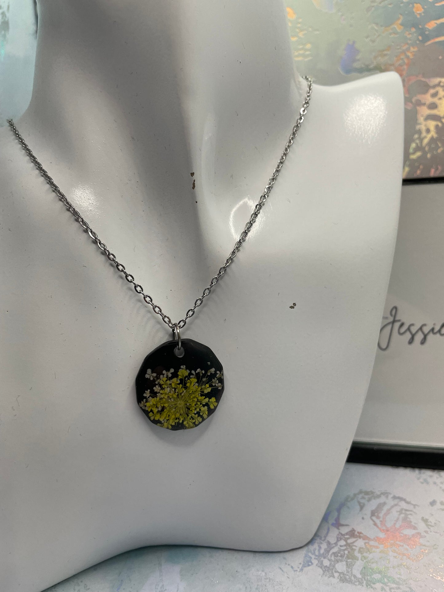 Collier Fleur jaune sur cercle noir 18'' 