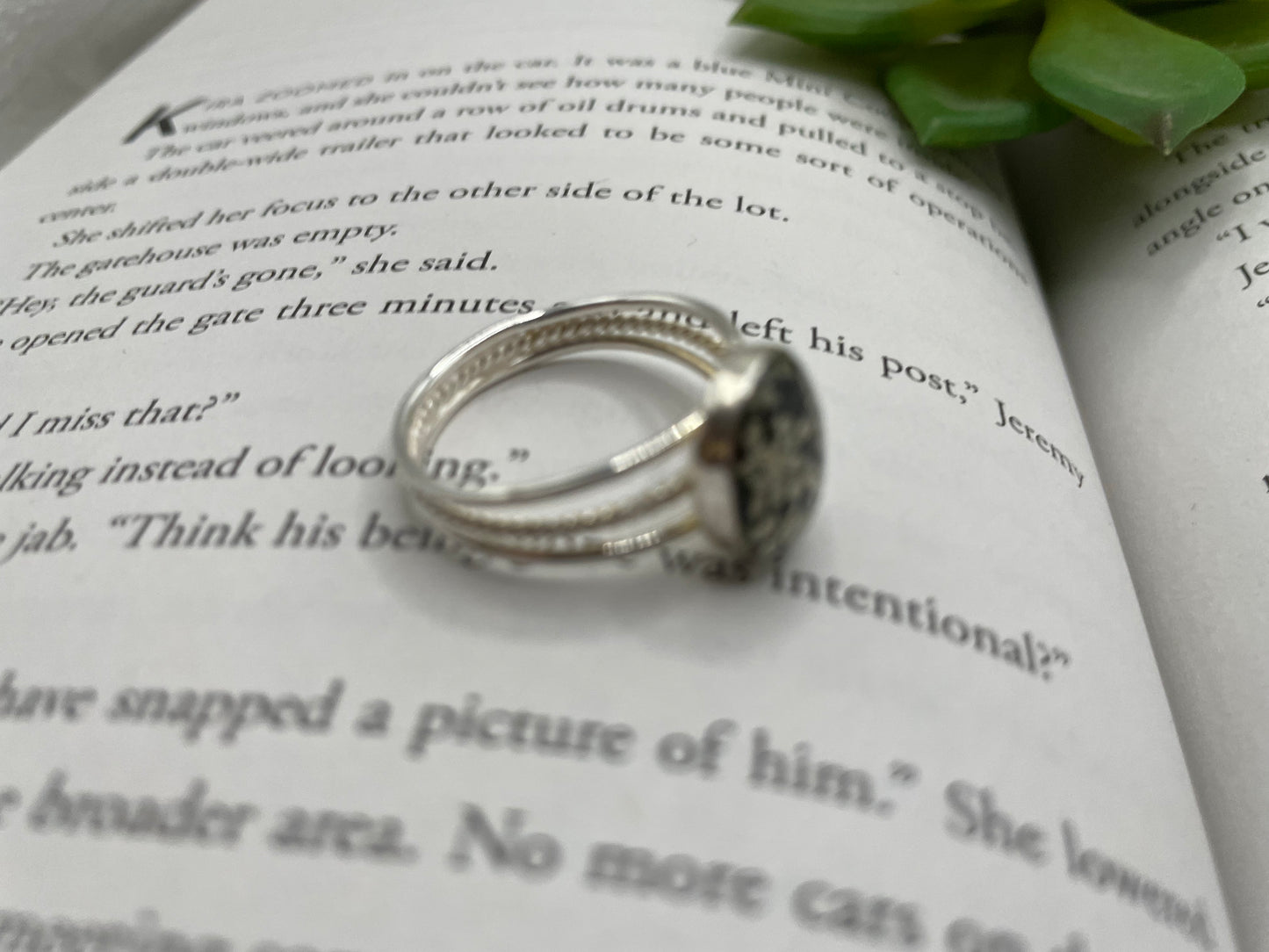 White Queen Anne’s Lace Oval Triple Band Ring-Size 11US