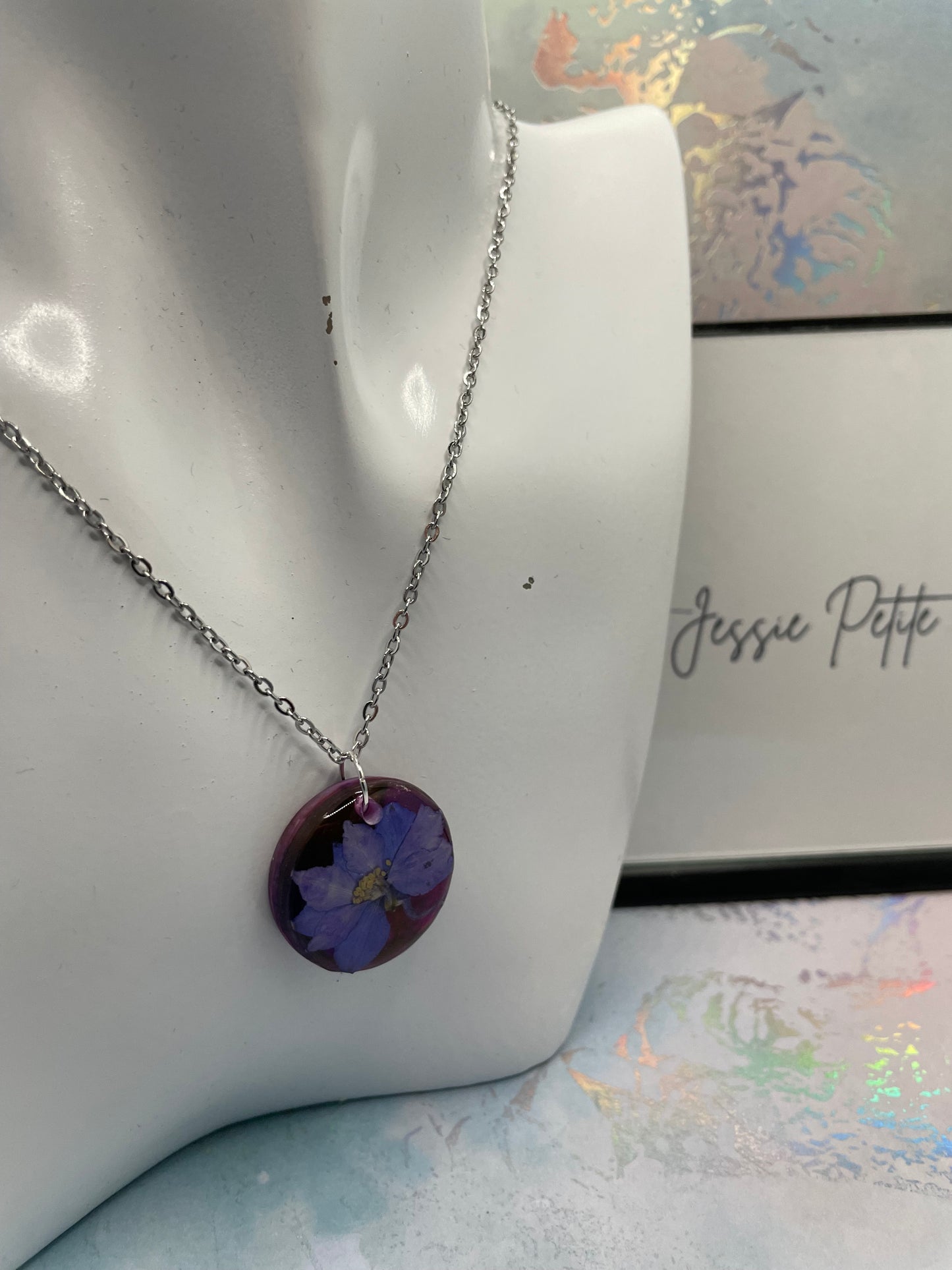 Fleur mauve sur fond rouge et mauve - 20''Acier Inoxydable