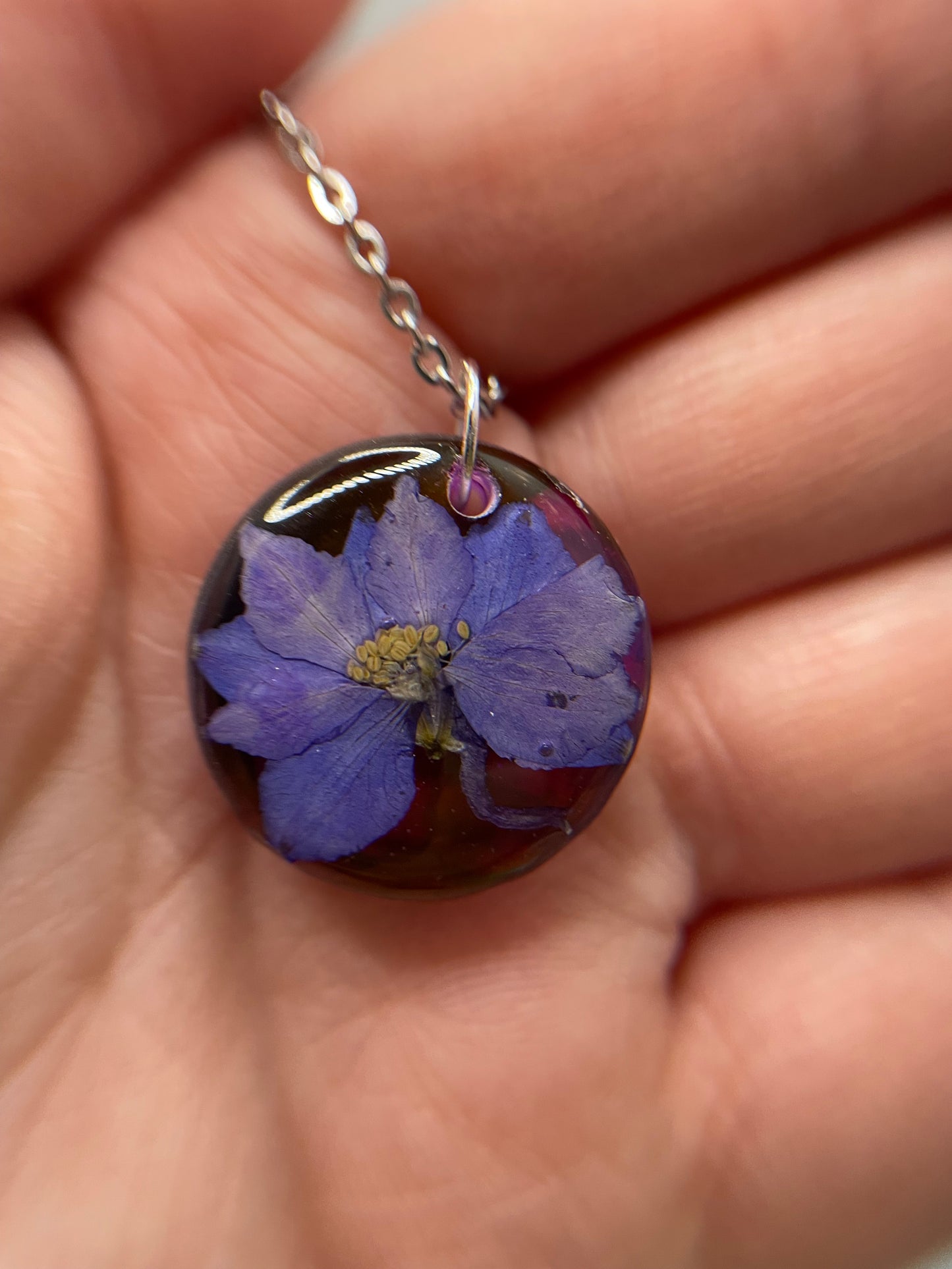 Fleur mauve sur fond rouge et mauve - 20''Acier Inoxydable