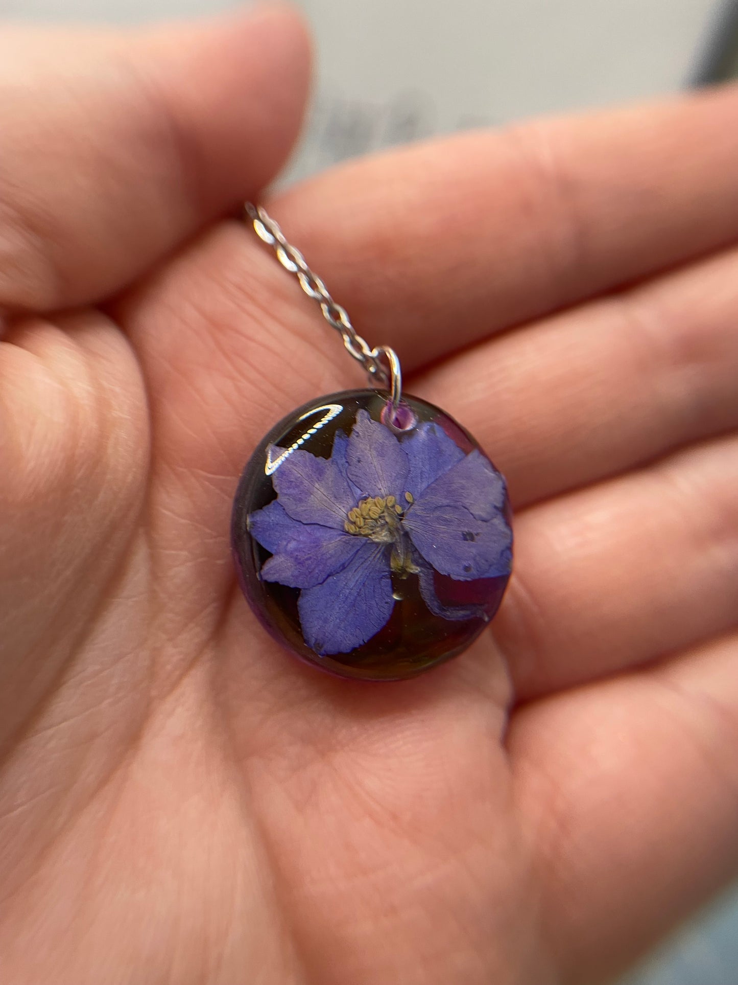 Fleur mauve sur fond rouge et mauve - 20''Acier Inoxydable