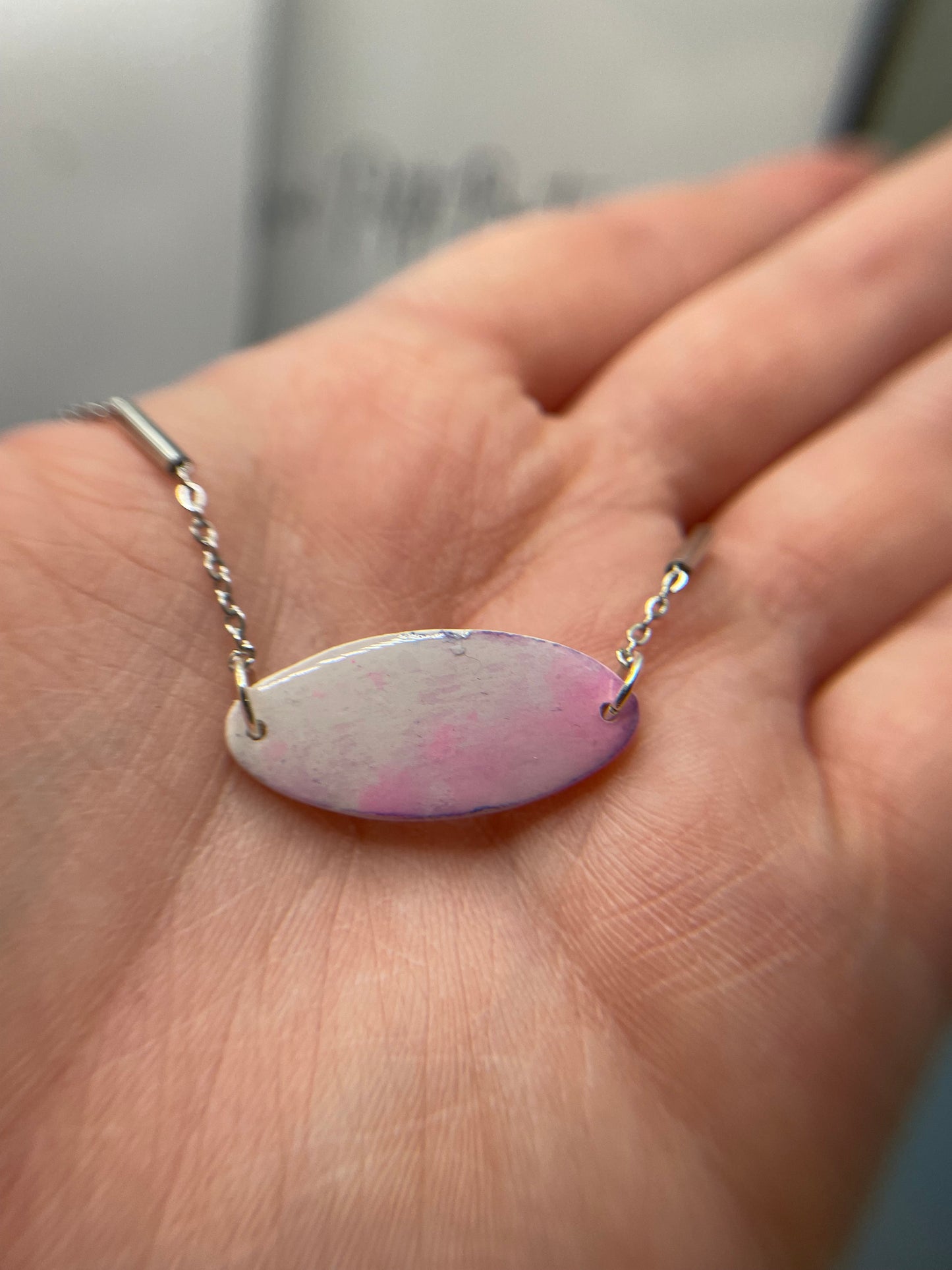 Pendentif argile ovale blanc/rose 18'' Acier Inoxydable+Sans Nickel