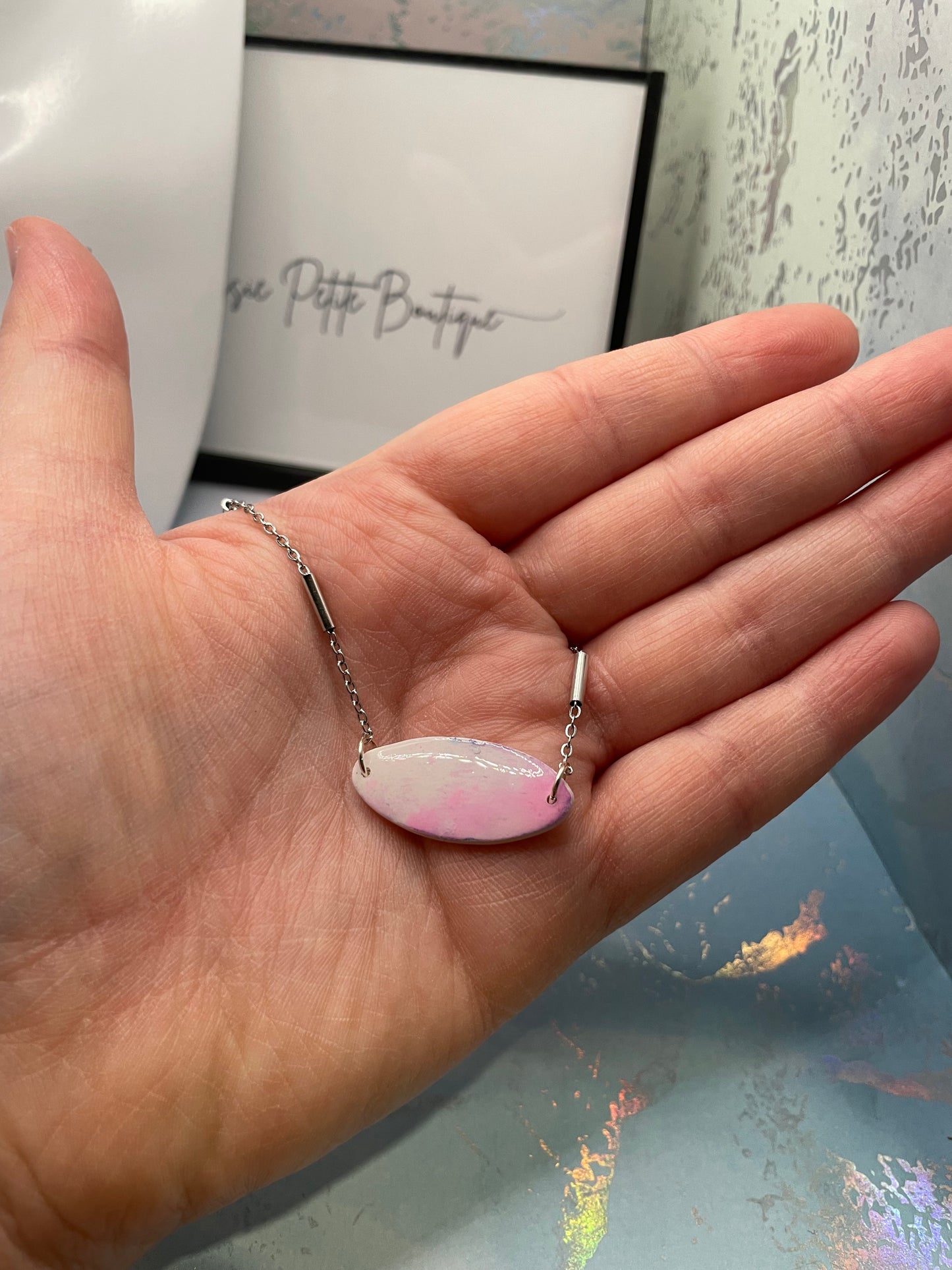 Pendentif argile ovale blanc/rose 18'' Acier Inoxydable+Sans Nickel
