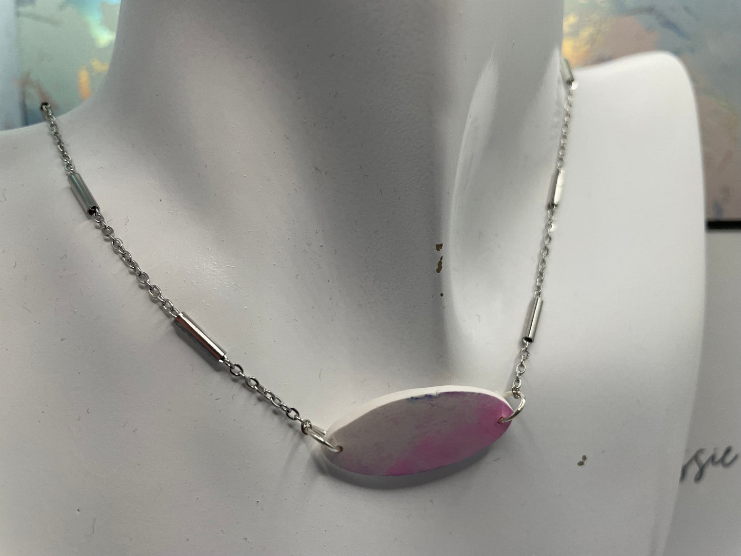 Pendentif argile ovale blanc/rose 18'' Acier Inoxydable+Sans Nickel
