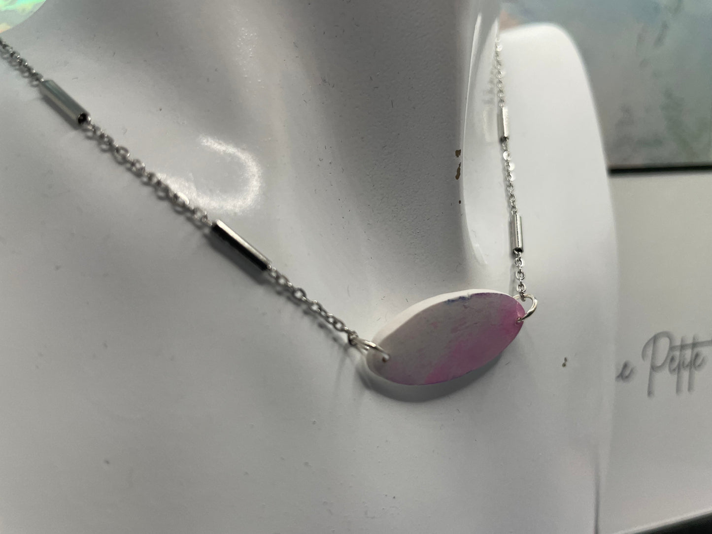 Pendentif argile ovale blanc/rose 18'' Acier Inoxydable+Sans Nickel