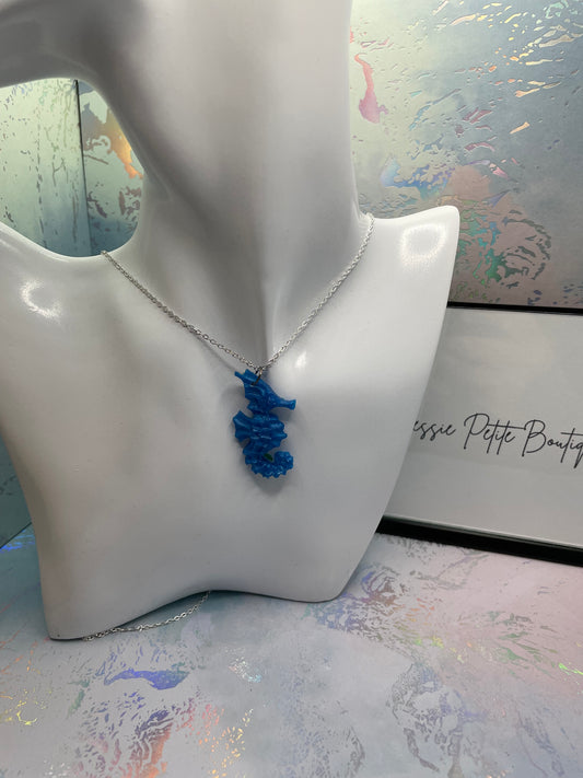 Collier pendentif hippocampe bleu -23"