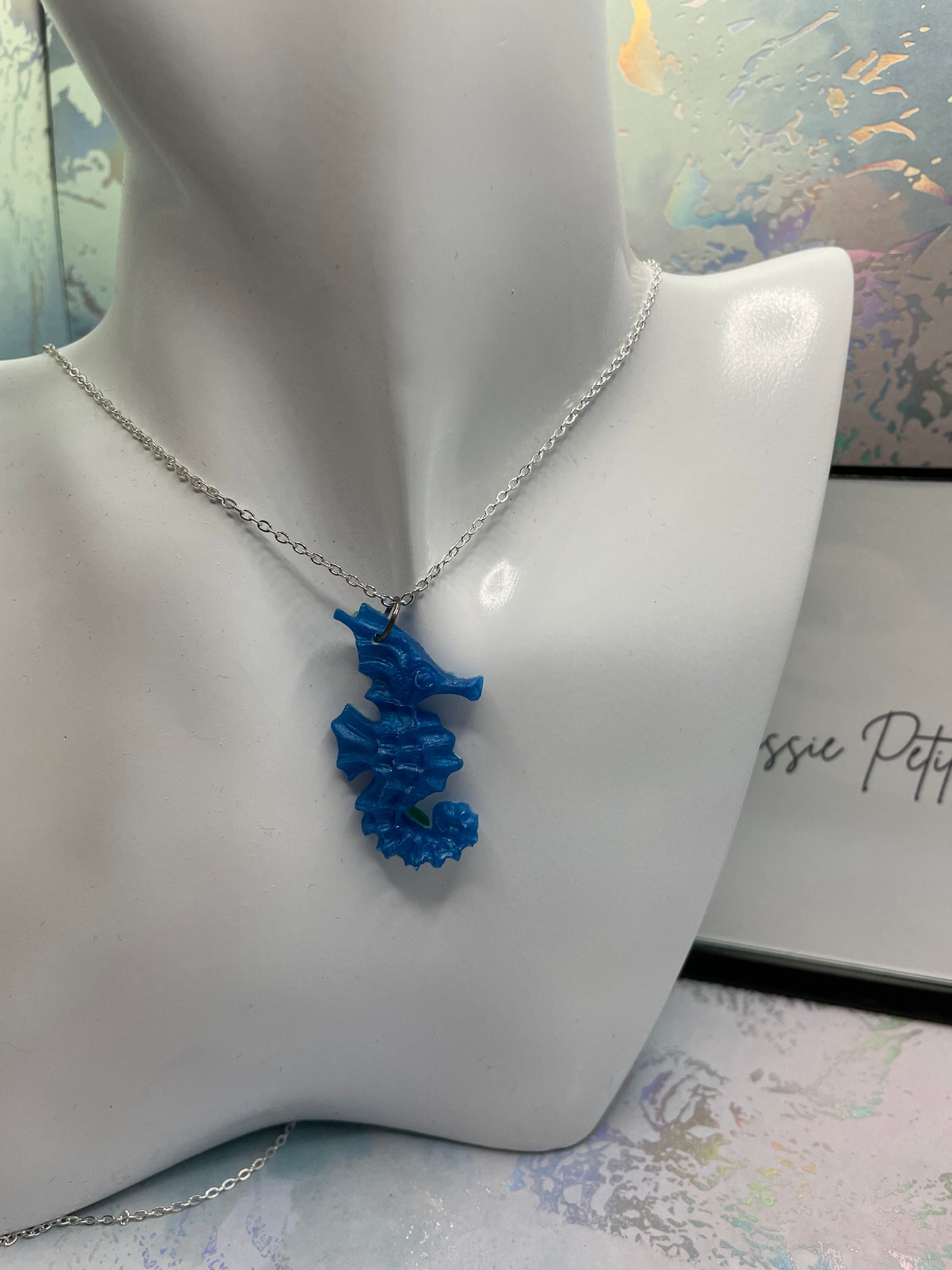 Collier pendentif hippocampe bleu -23"