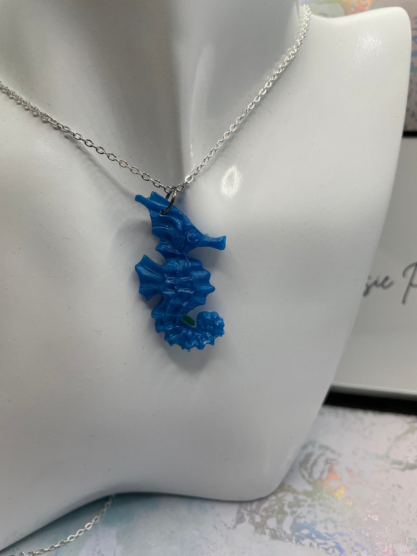 Collier pendentif hippocampe bleu -23"