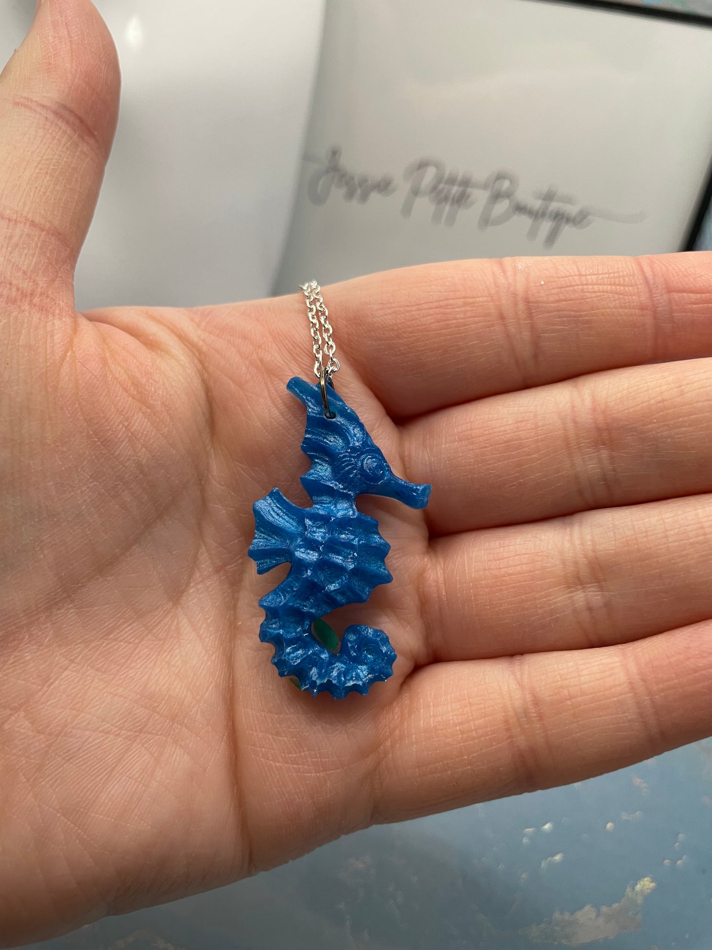 Collier pendentif hippocampe bleu -23"