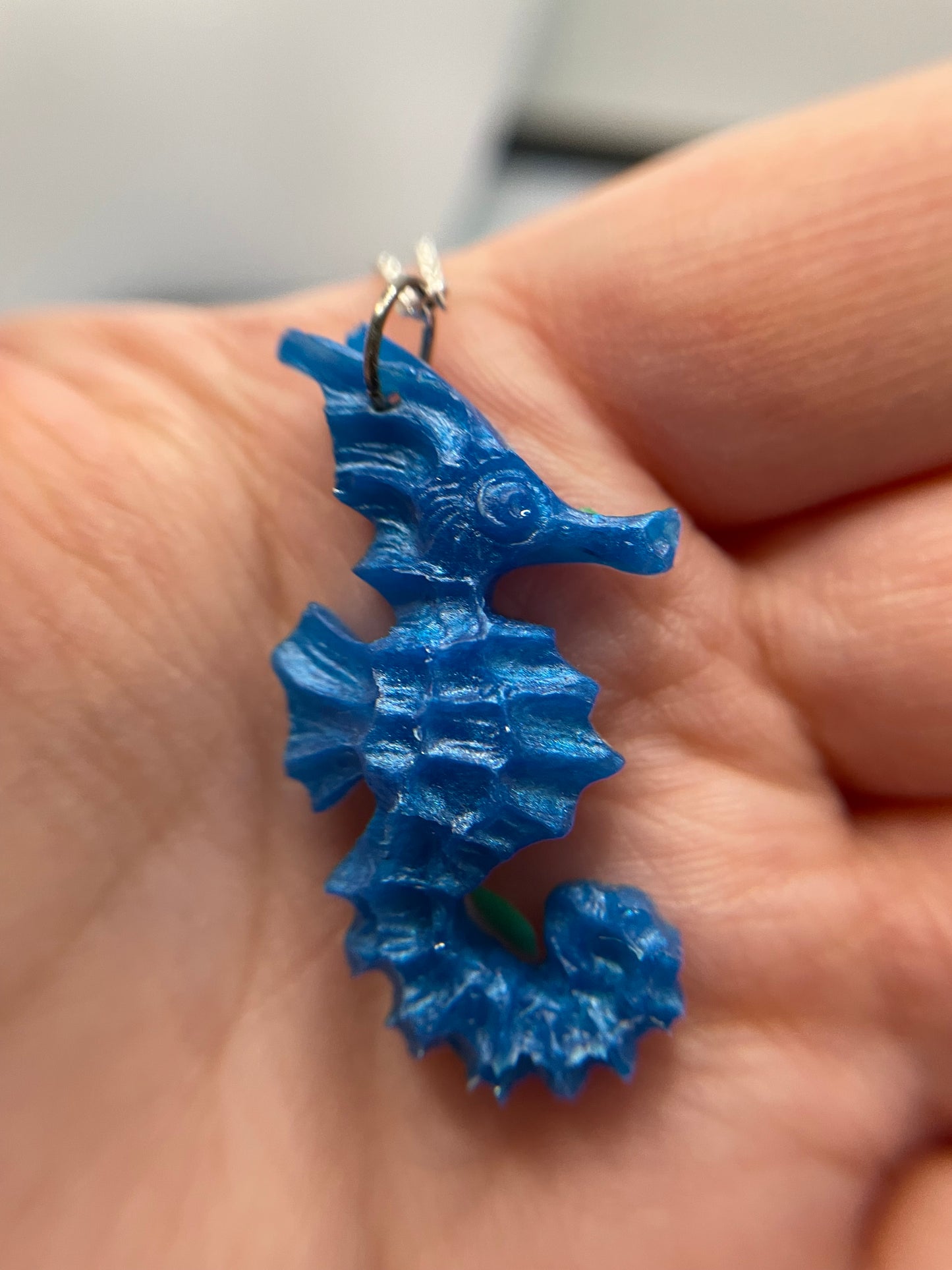 Collier pendentif hippocampe bleu -23"