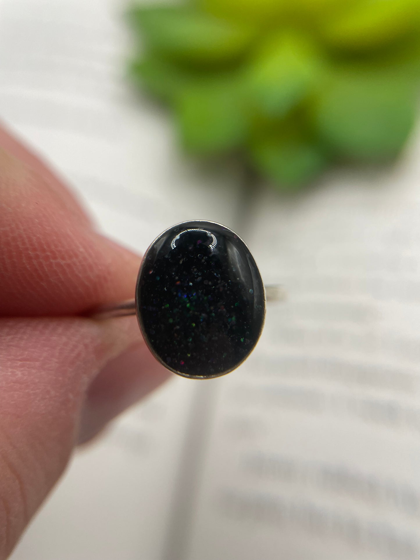 Oval Black Glitter Resin Ring – Size 7 US