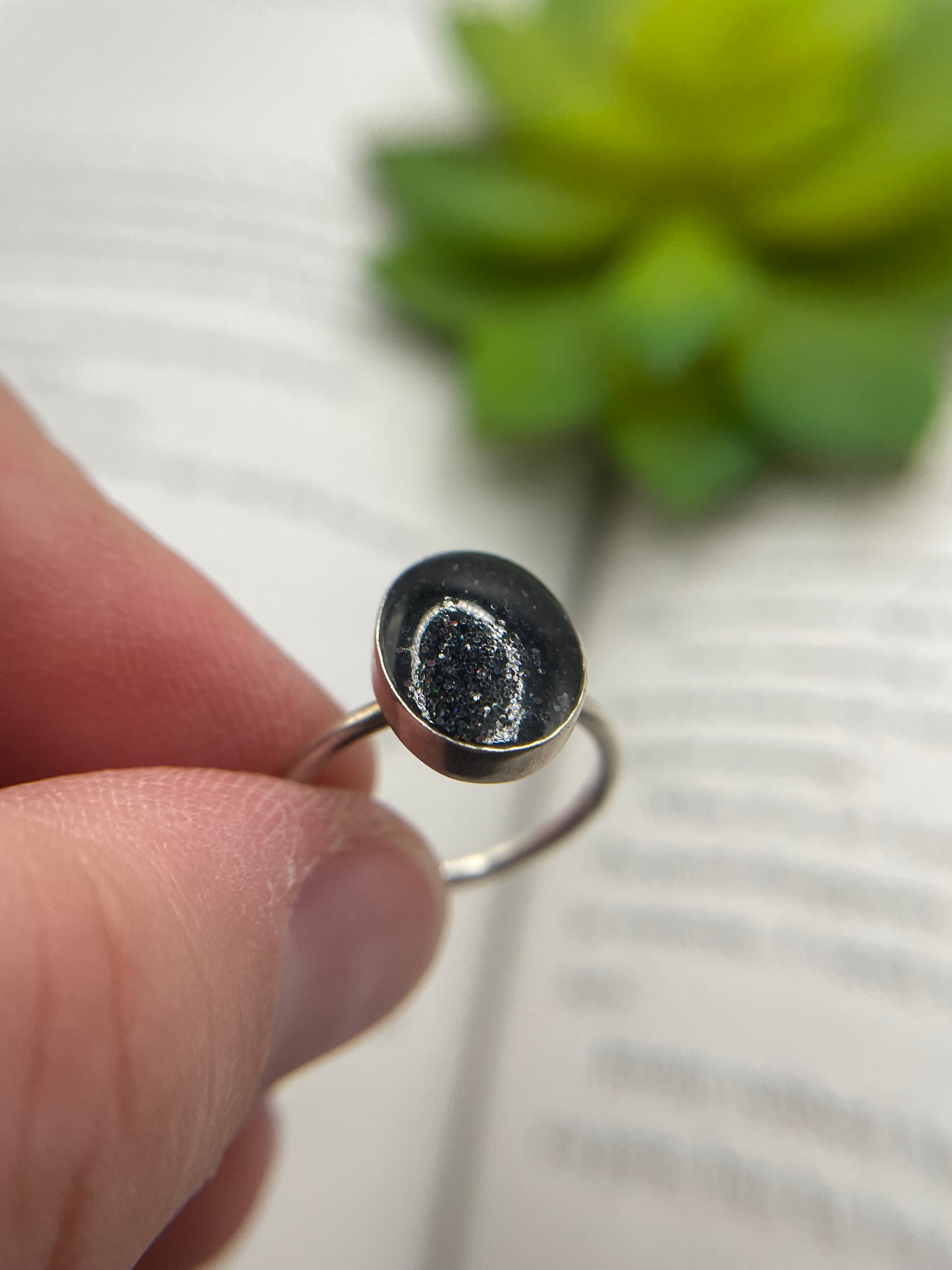 Oval Black Glitter Resin Ring – Size 7 US
