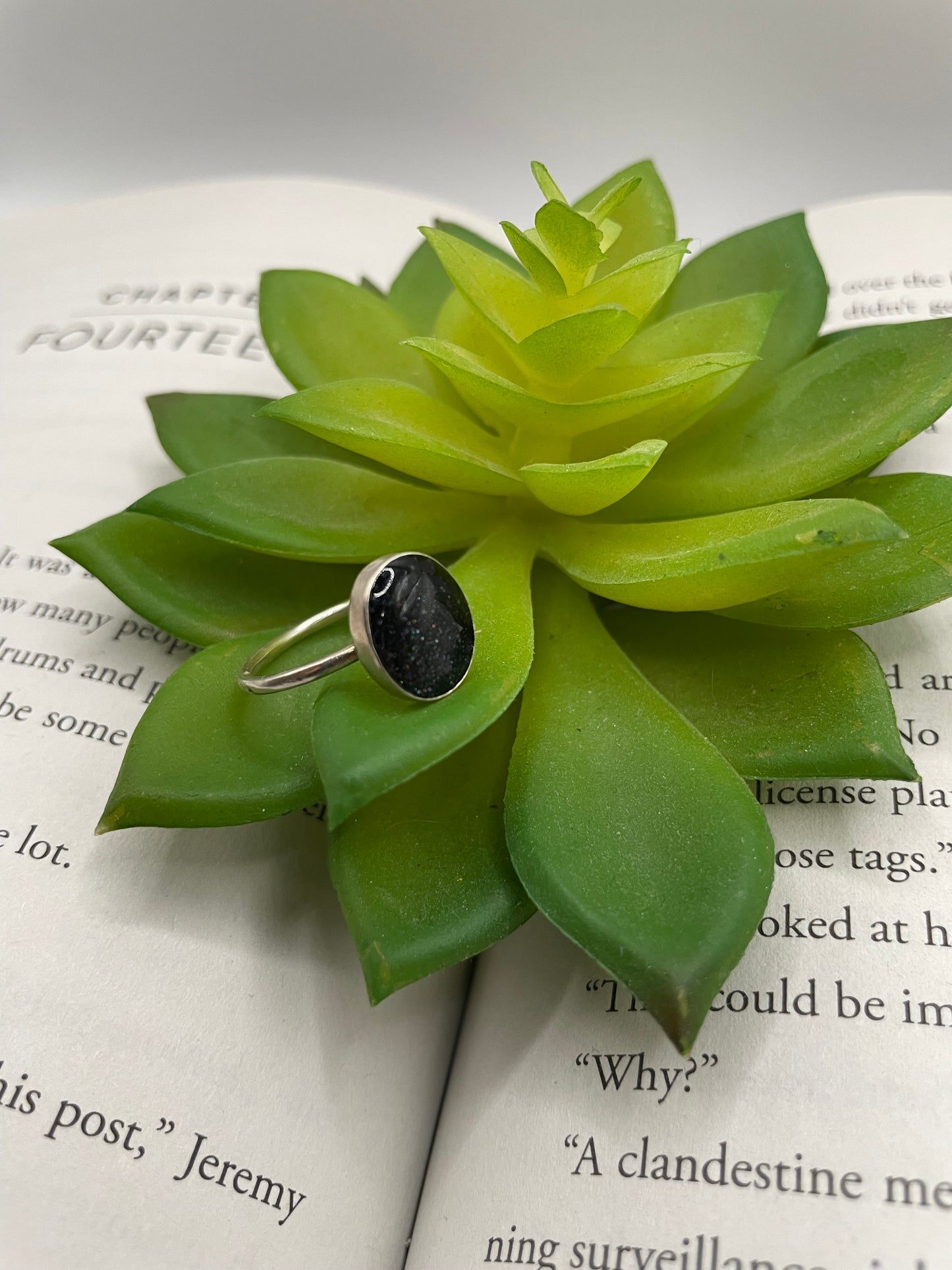 Oval Black Glitter Resin Ring – Size 7 US