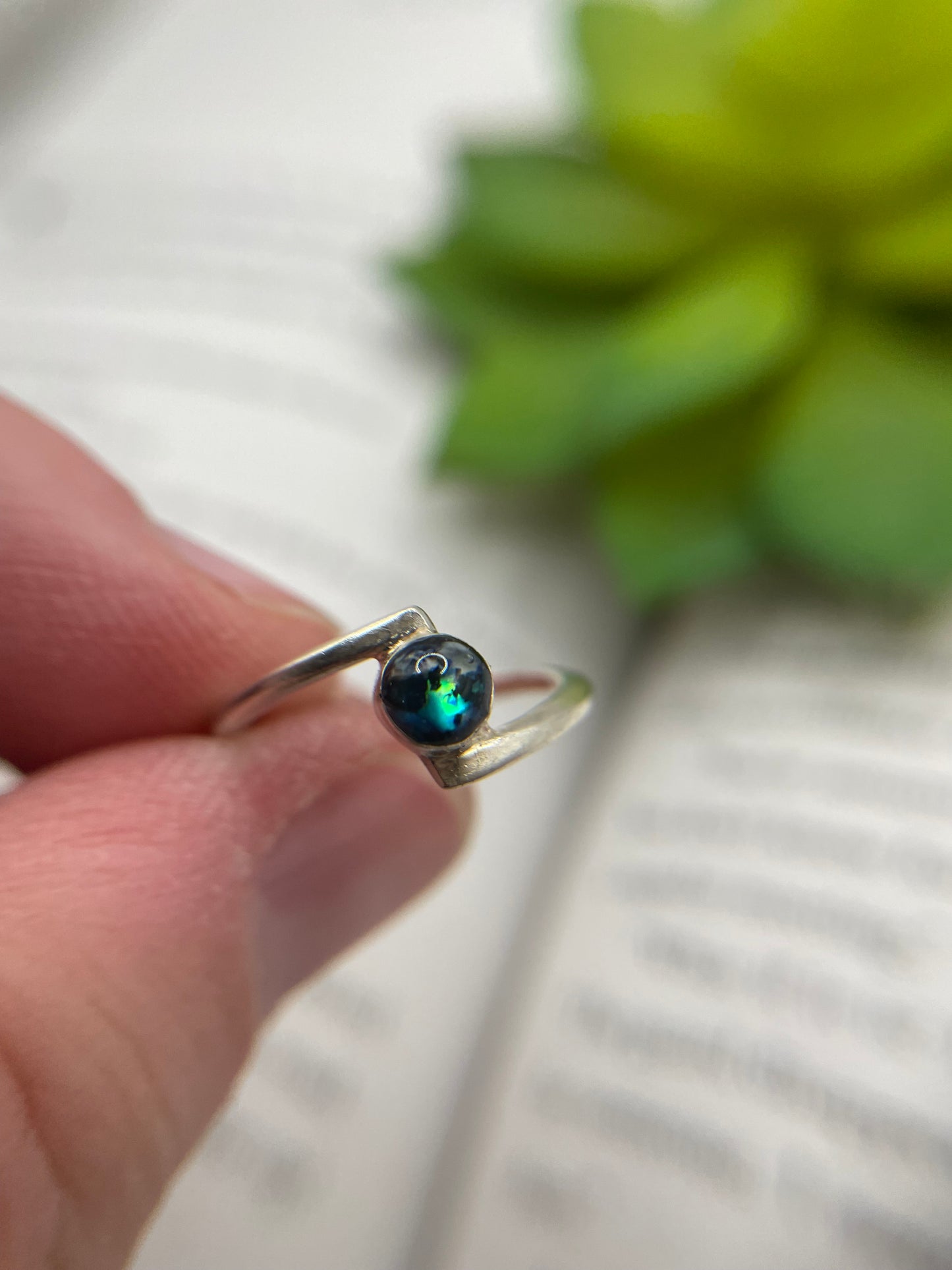 Silver Collet Round Blue Shell Ring – Size 4 US