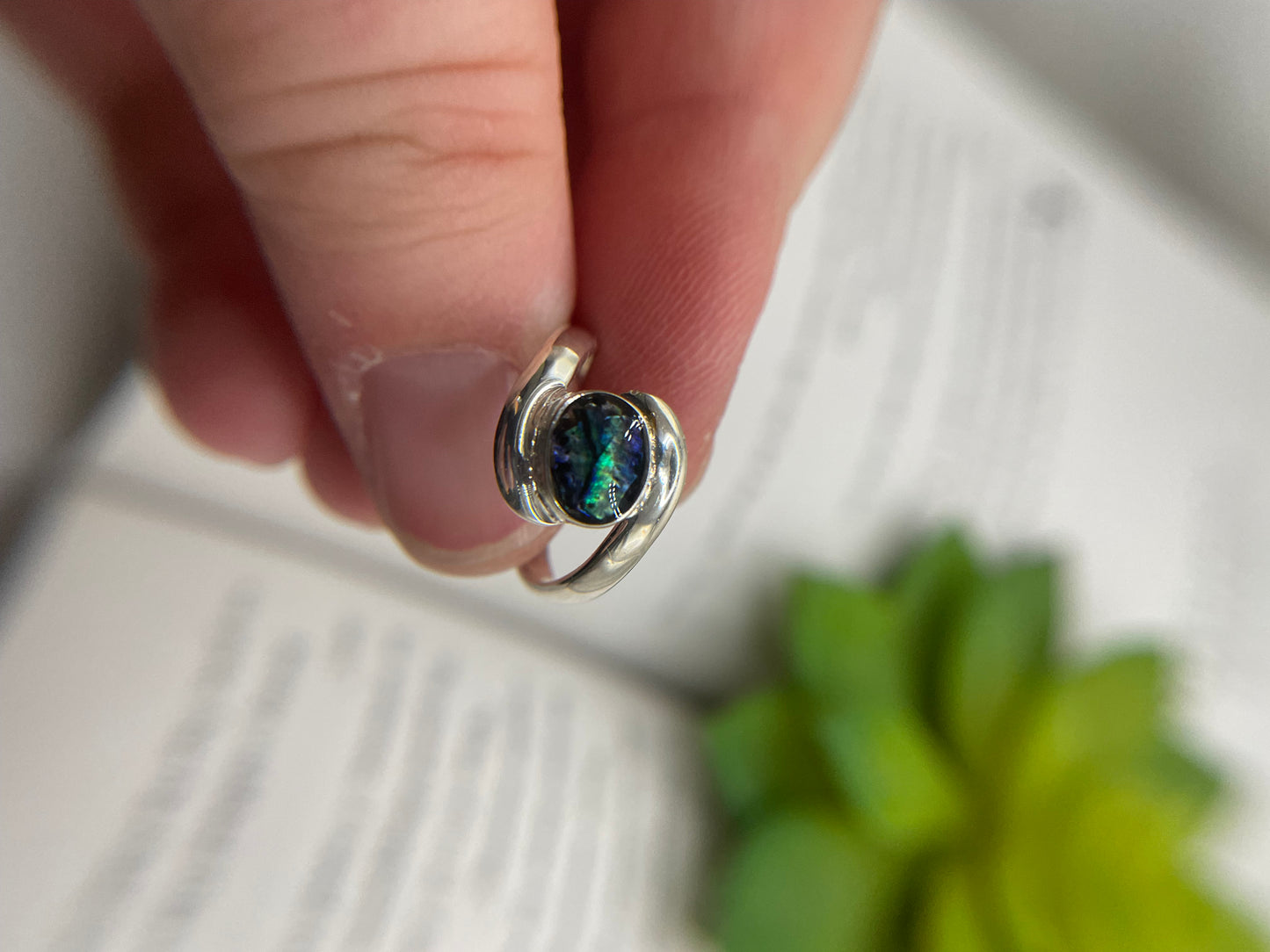 Collet Silver Oval Shell Ring – Size 4½ US