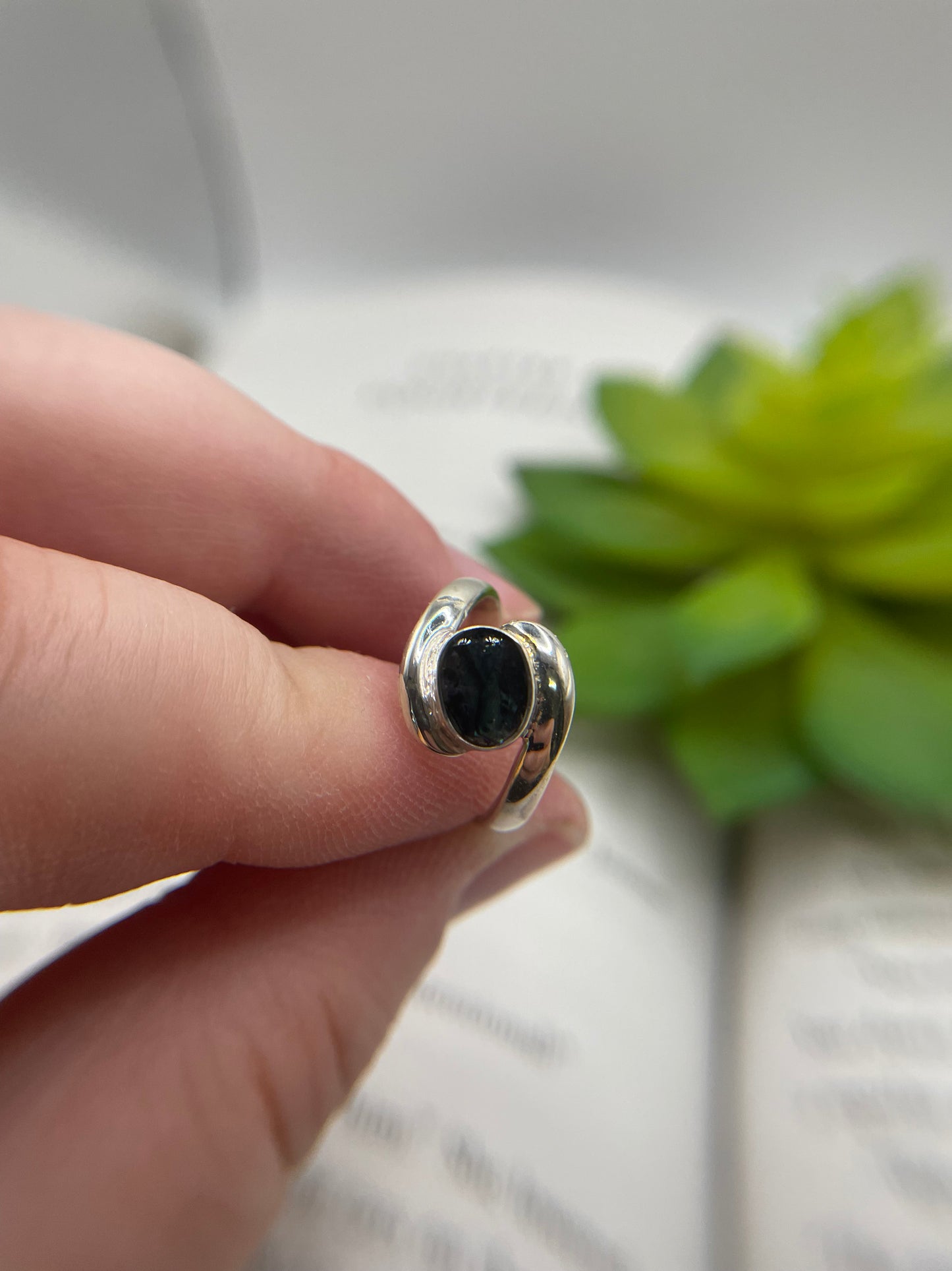 Collet Silver Oval Shell Ring – Size 4½ US