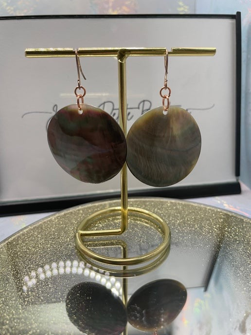 Boucles d'oreilles coquillage foncé 3,5 cm