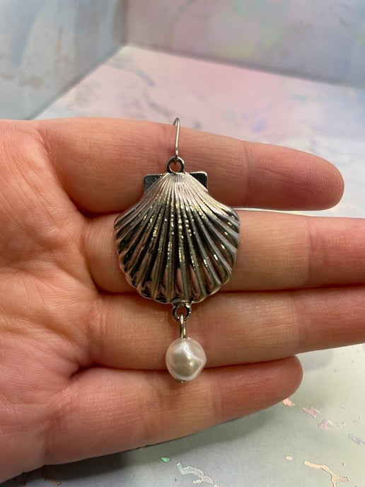 Boucles d'oreilles coquillage argenté avec perle
