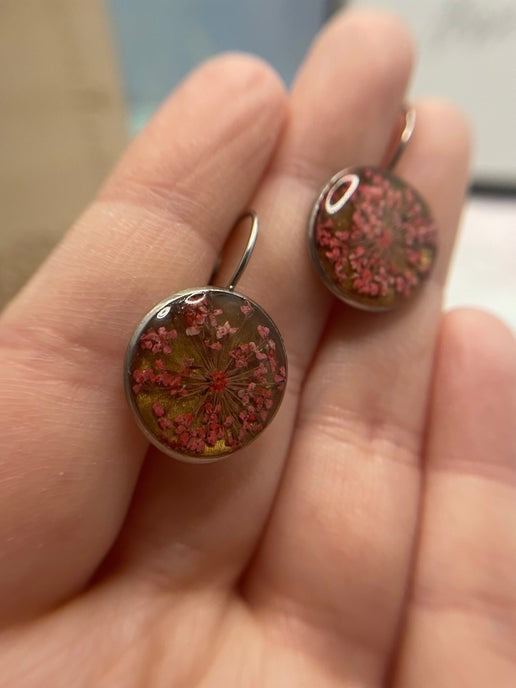 Boucle d'oreille dormeuse Fleur rose sur fond doré - Acier inoxydable