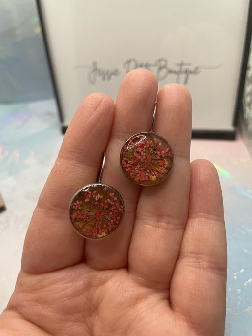 Boucle d'oreille dormeuse Fleur rose sur fond doré - Acier inoxydable