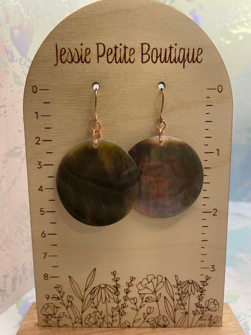 Boucles d'oreilles coquillage foncé 3,5 cm