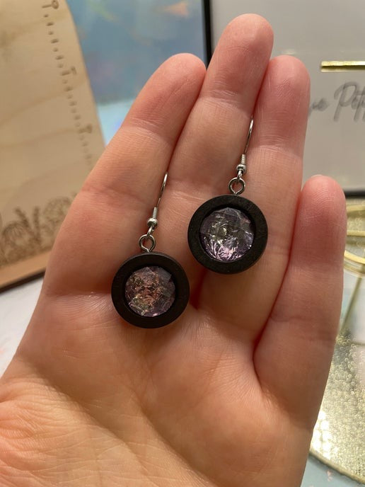 Boucles d'oreilles pendantes en fausses pierres précieuses marron sur bois noir