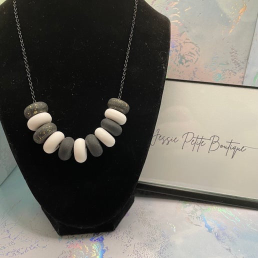 Collier billes d'argile noires et blanches -25''