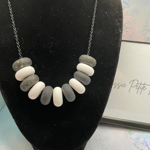 Collier billes d'argile noires et blanches -25''