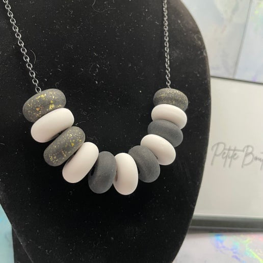 Collier billes d'argile noires et blanches -25''