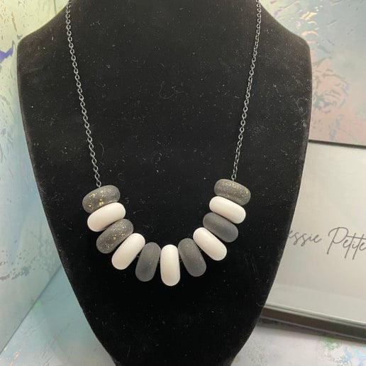 Collier billes d'argile noires et blanches -25''