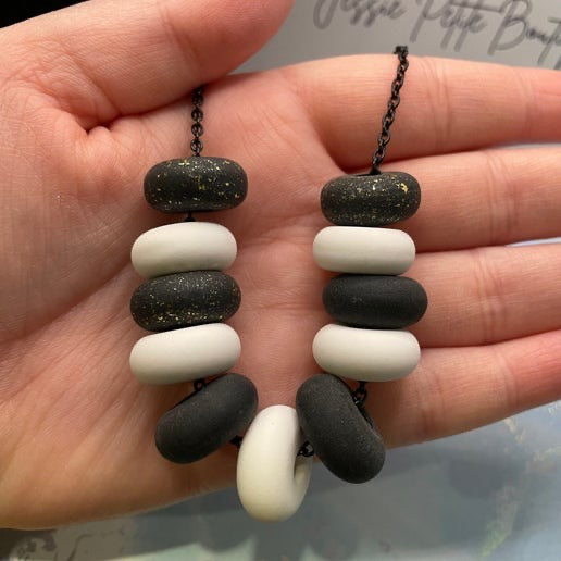 Collier billes d'argile noires et blanches -25''