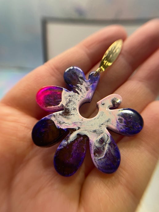 Kim: Fleur en résine avec bouton d'oreille plaqués or 18 carats - Sans Nickel