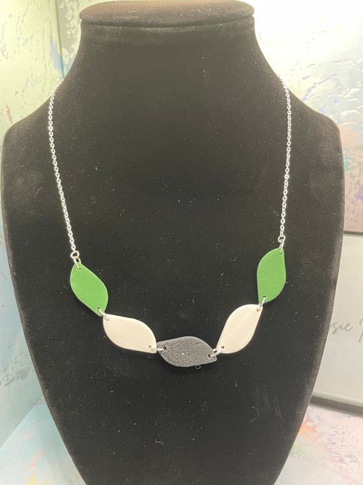 Collier vagues en argile blanche/verte/noire -22''Sans nickel
