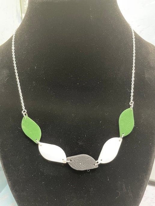 Collier vagues en argile blanche/verte/noire -22''Sans nickel