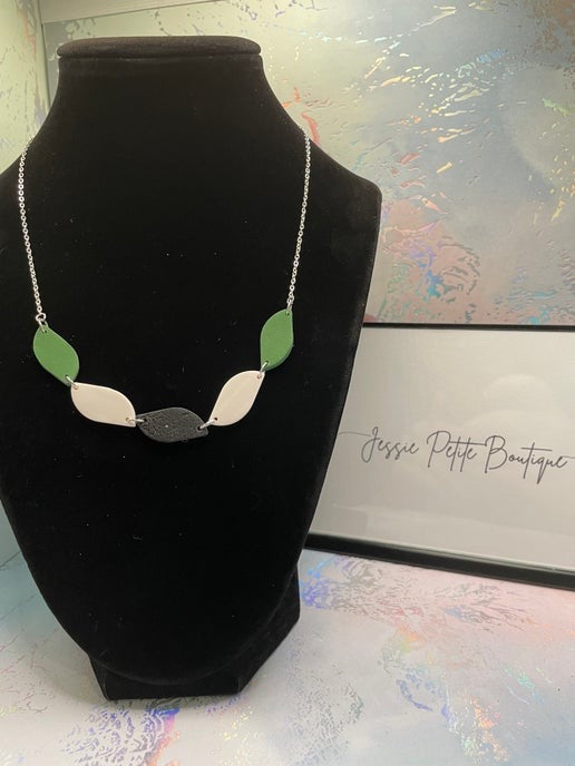 Collier vagues en argile blanche/verte/noire -22''Sans nickel