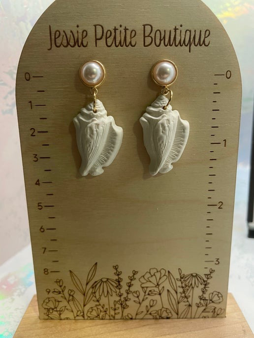 Boucles d'oreilles coquillage blanc avec bouton d'oreille de perle