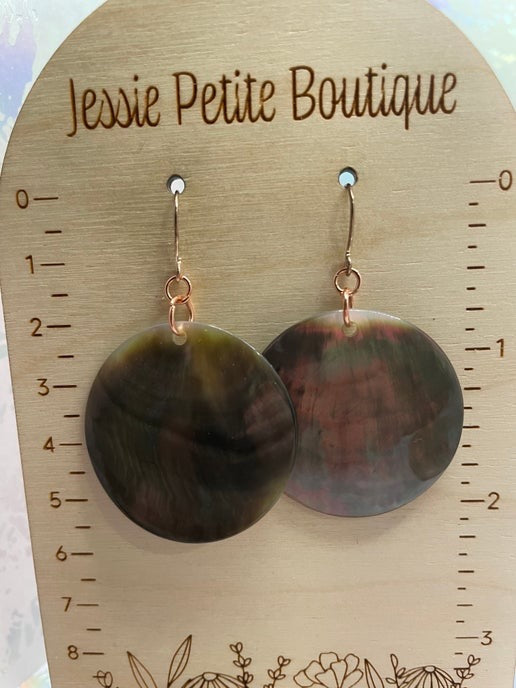 Boucles d'oreilles coquillage foncé 3,5 cm