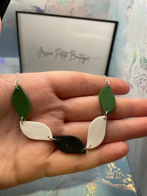 Collier vagues en argile blanche/verte/noire -22''Sans nickel